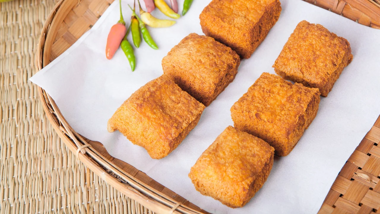 Kawałki tofu upieczone w panierce leżą na orientalnym półmisku