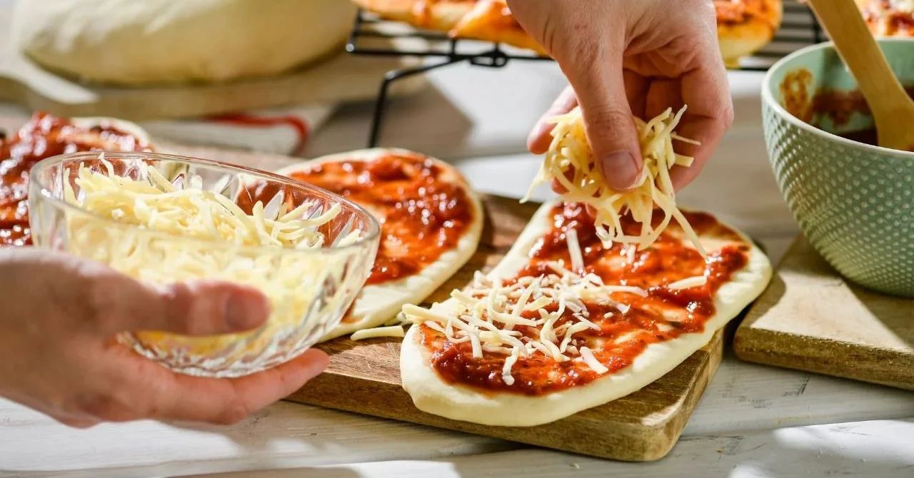Mini pizzerinki z cukinii szybka i zdrowa przekąska. Jak zrobić je w