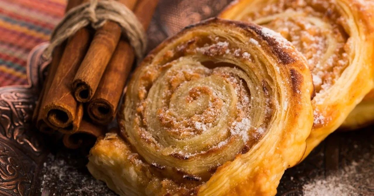 Domowe cynamonki z ciasta francuskiego idealna propozycja dla