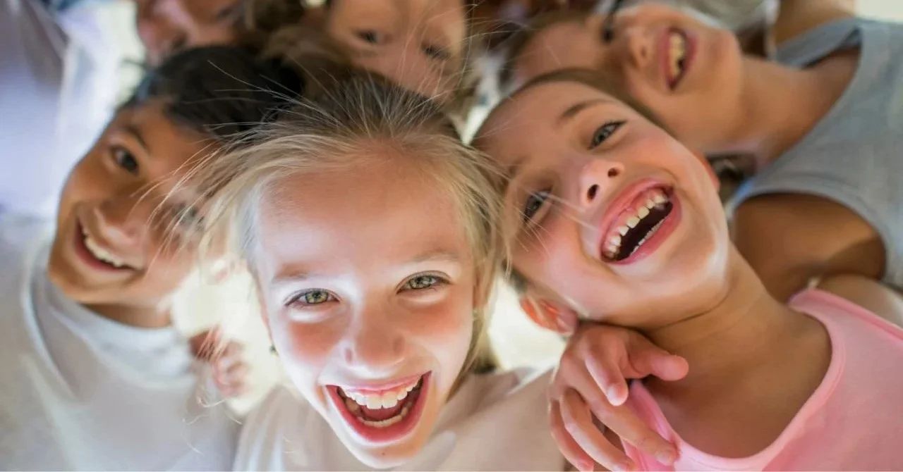 Obozowe przyjaźnie na lata: jak pielęgnować relacje po wakacjach?