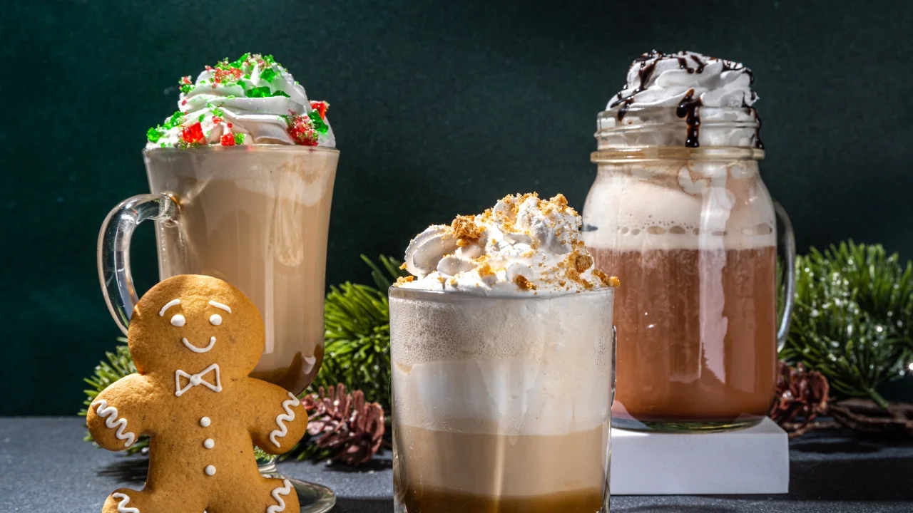 Trzy piernikowe latte i ludzik z piernika.