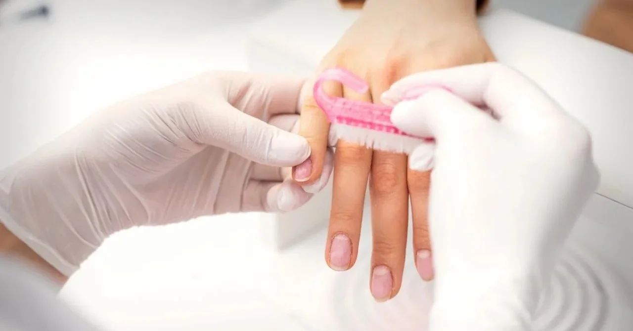 Dlaczego paznokcie się łamią i rozwarstwiają? Jak temu zapobiec?