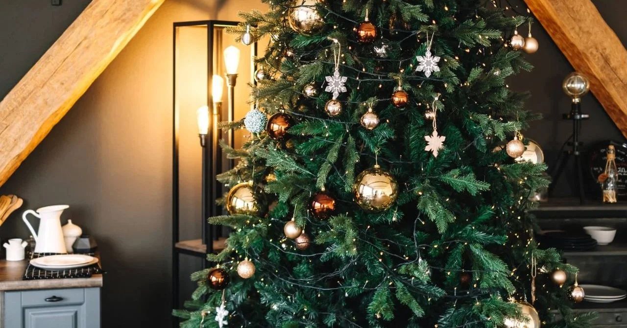 Jak wybrać idealną sztuczną choinkę na święta?