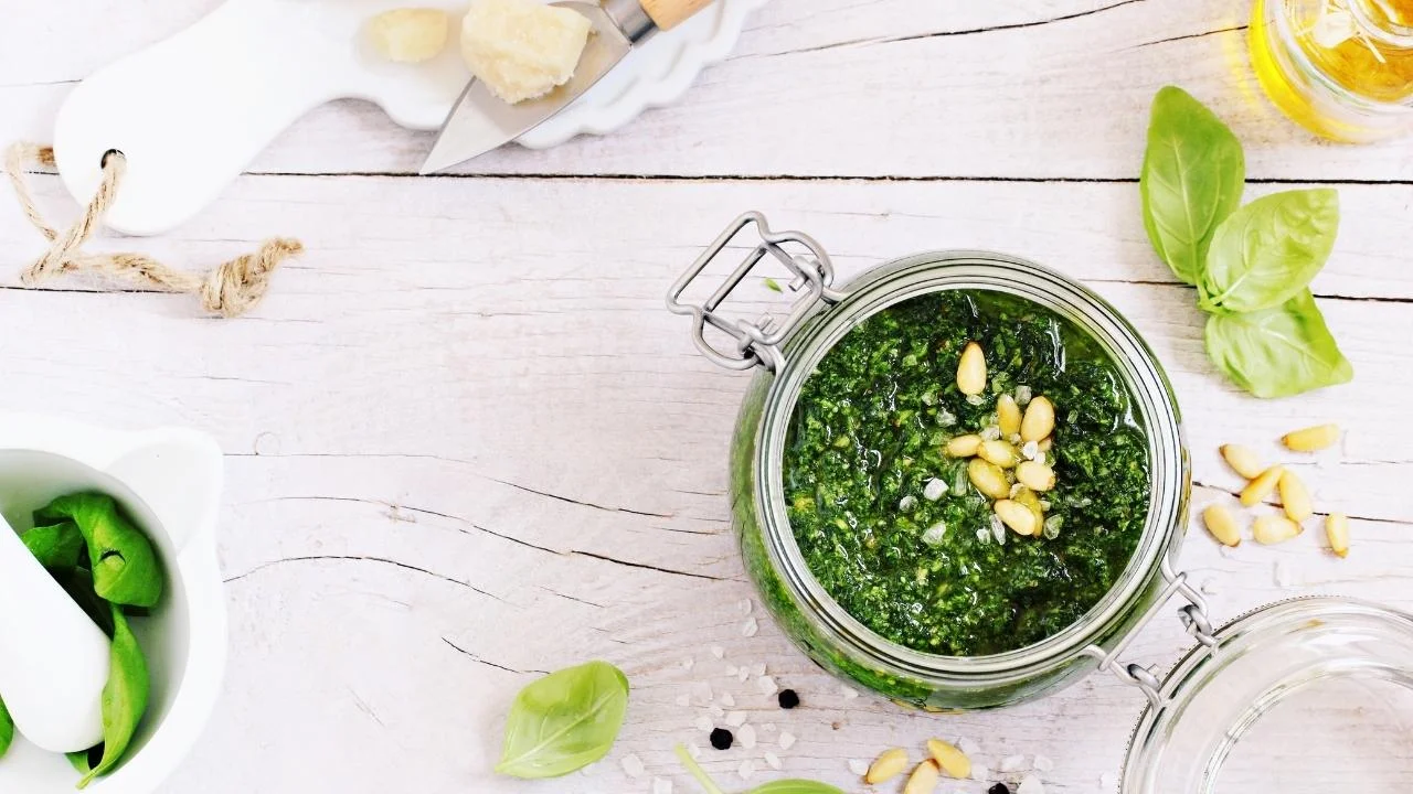 Wegańskie pesto z bazylii z wegańskim serem.