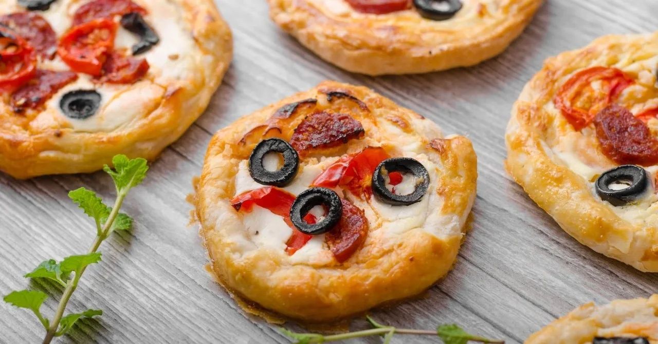 Mini Pizzerinki Z Ciasta Francuskiego - Pizzerinki z ciasta francuskiego: Niespodziewani goście? Te przepisy