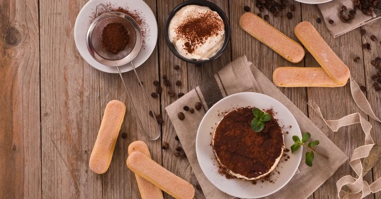 Ciasto z mascarpone i biszkoptami bez pieczenia? Tiramisu